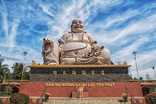 Tượng Phật Di Lạc trong chùa VĨnh Trang