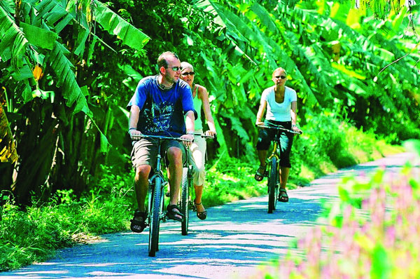 Dùng xe đạp chạy trên con đường làng