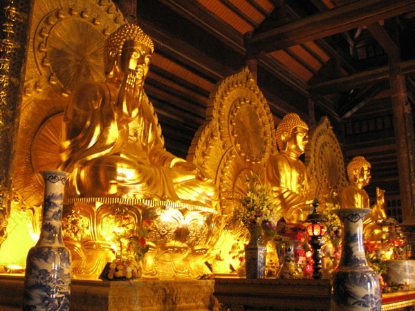 Những tượng phật bên trong chùa rất uy nghiêm