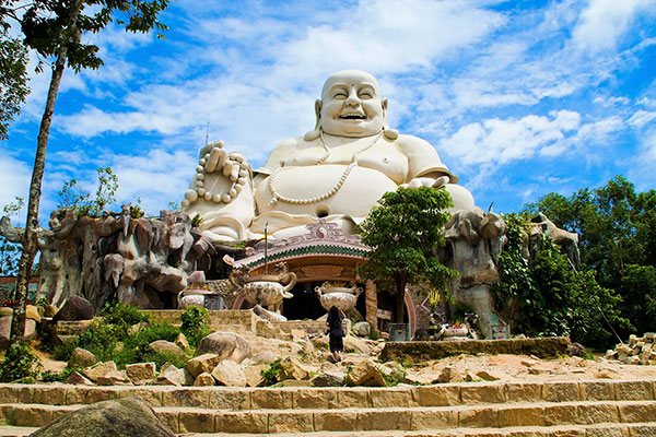 Phật Di Lạc trên đỉnh núi Cấm