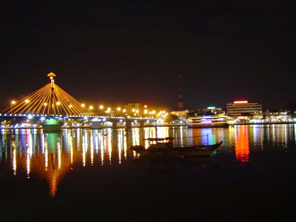Bến Ninh Kiều nổi tiếng gần xa