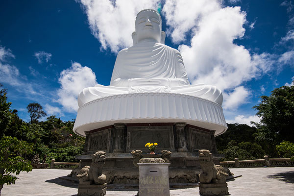 Tượng Phật thích ca trên núi Bà Nà Hill