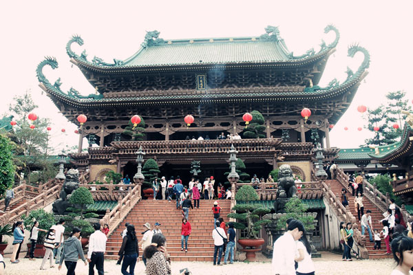 Bên trong chùa Hương