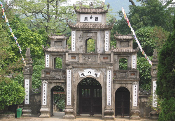 Cổng chùa Hương