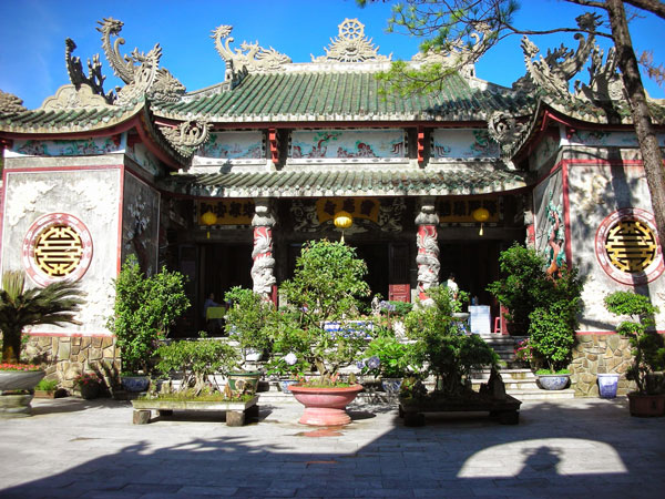 Nội viện chùa Linh Ứng