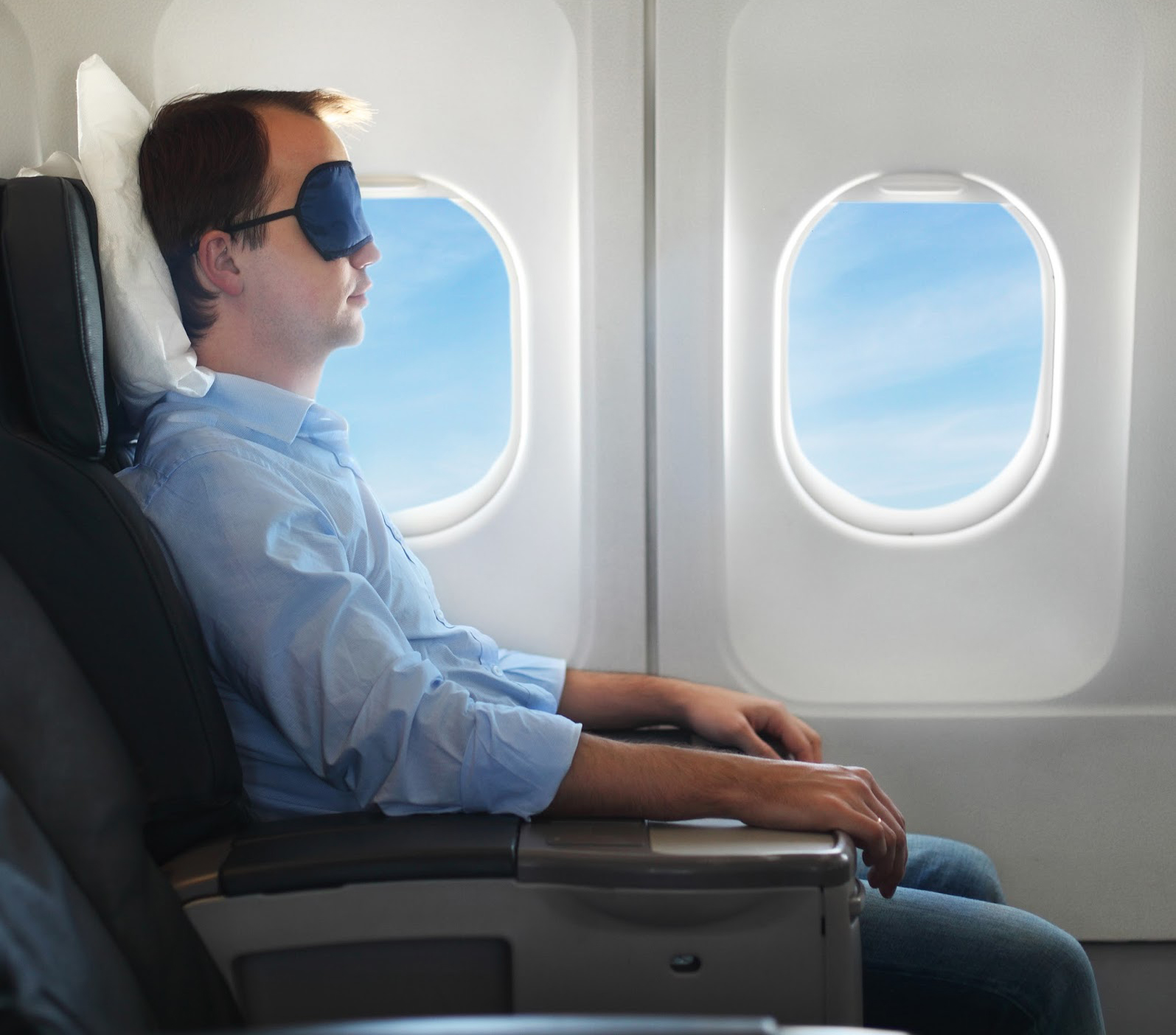 10 tư thế tốt nhất giúp bạn ngủ ngon trên máy bay