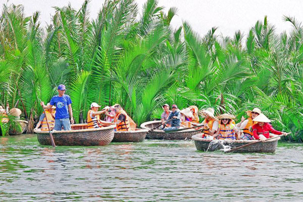 Khách tham quan du lịch bằng thuyền thúng